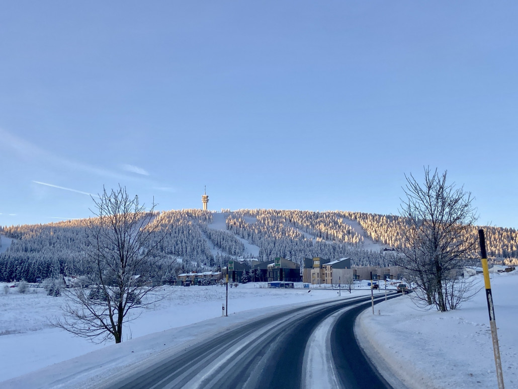 Anfahrt mit Blick auf alle heute geöffneten Pisten am Klinovec Nord