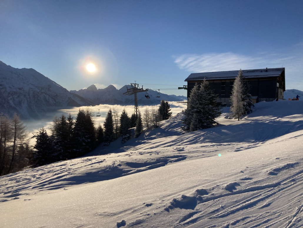 Blick zurück zur Bergstation der Sesselbahn Pedra Grossa