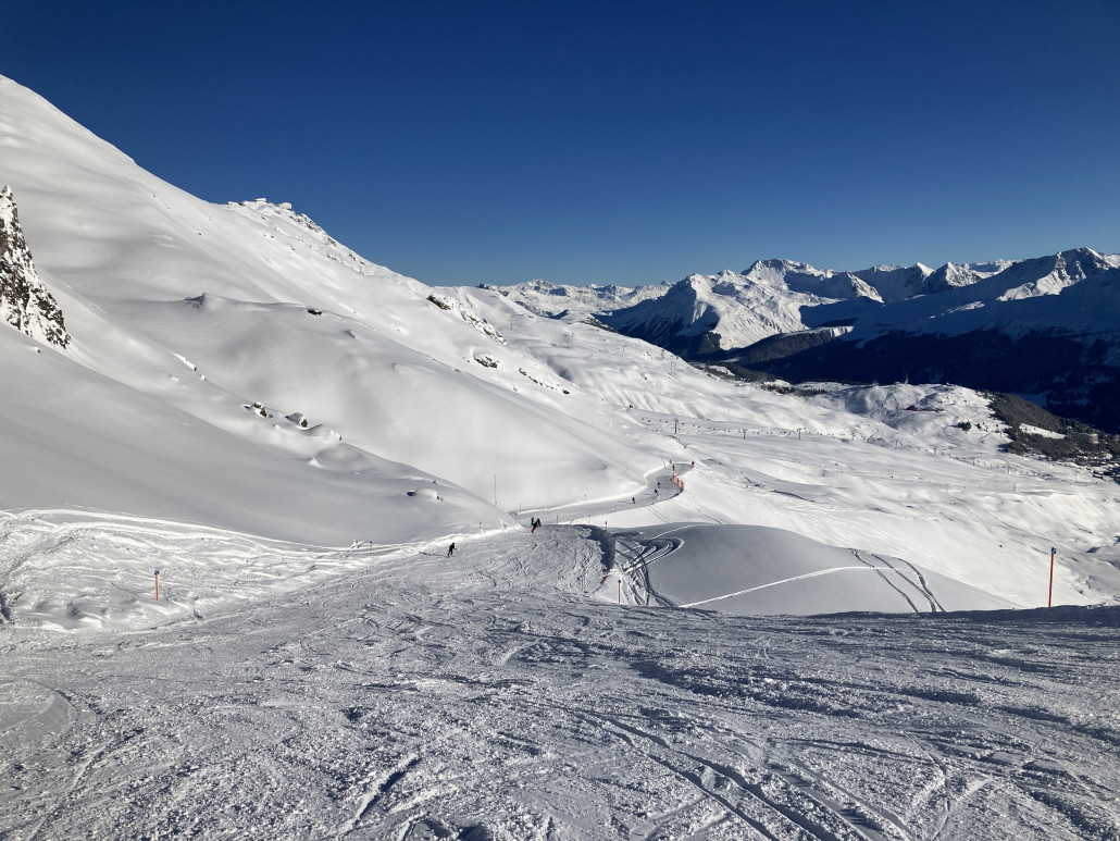 Piste 5 am Hörnli mit leichtem Pulverschnee und Sonnenschein