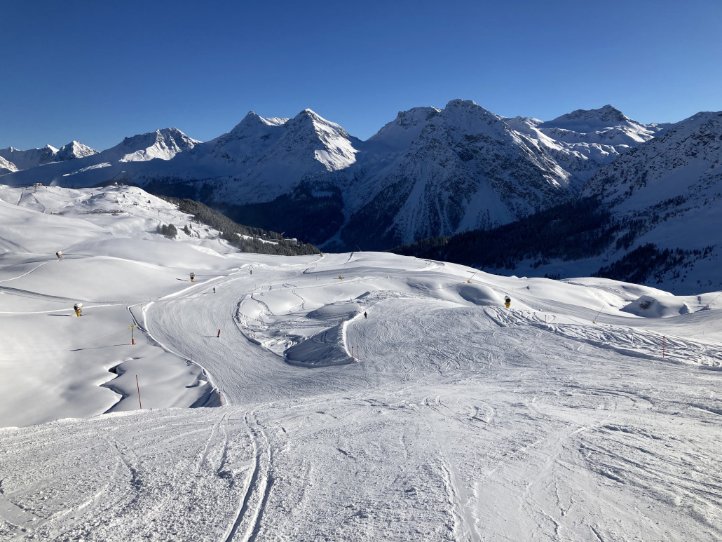 Rechts geht es zur Sesselbahn Plattenhorn, links gelangt man nach Innerarosa bzw. zur KSB Carmenna (momentan noch geschlossen).