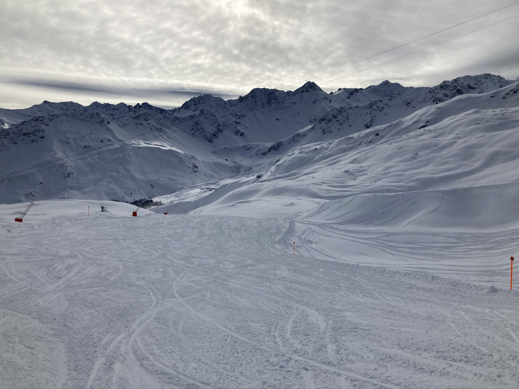 Piste 10. Dadurch, dass der Brügegrhornlift noch nicht läuft, hat man, wenn man die Leute, die in derselben Gondel waren, vorgehen lässt, eine mehrheitlich leere Piste.