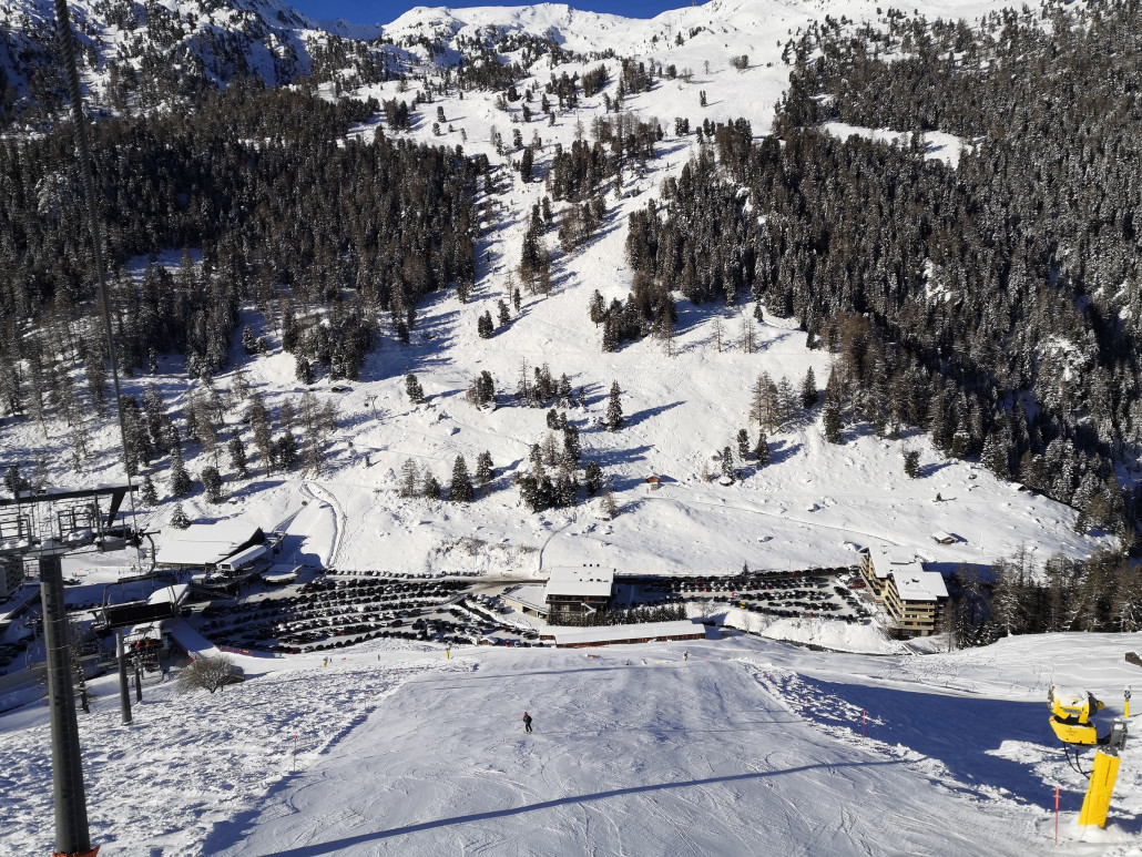 Die Parkplätze sind bis auf den letzten Platz besetzt.