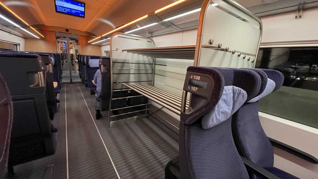 Nur eines mehrerer Gepäckregale im ICE4