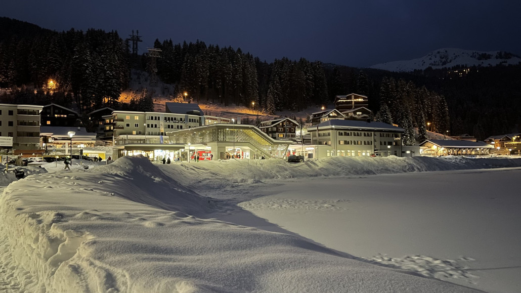 Blick auf den Bahnhof (im Vordergrund der Obersee)