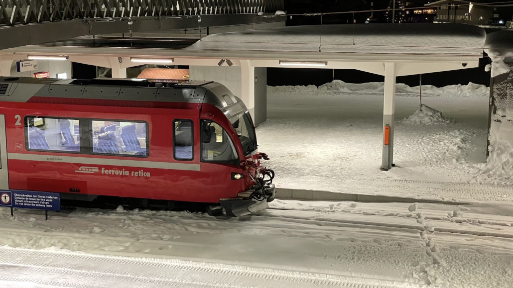 Von hier oben (Weisshornbahn Talstation) sieht das so nach Miniatureisenbahn aus :)