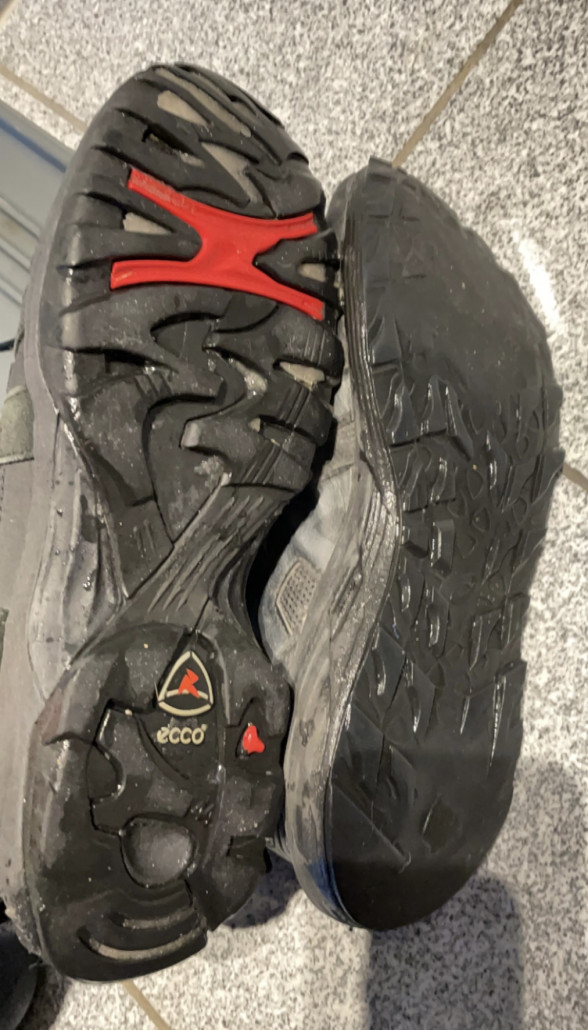 Nach wenigen Metern mit den linken Schuhen bin ich doch wieder nach rechts gewechselt. Offenbar ist das Gummi bei 10 Jahre alten Sohlen einfach nichts mehr. Bin damit anders als rechts in einem Stück gerutscht :/