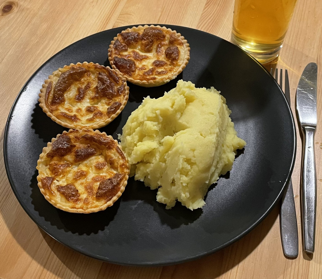 Keine Ahnung, womit man Chäsküchli klassischerweise serviert, daher hab ich jetzt einfach mal Kartoffelbrei gewählt :)