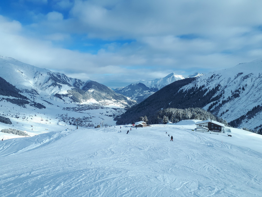 Mit der MGB ging es von Nätschen auf Dieni und dort war es auch nochmal sonnig, nachdem es auf Nätschen davor schon zu zug.