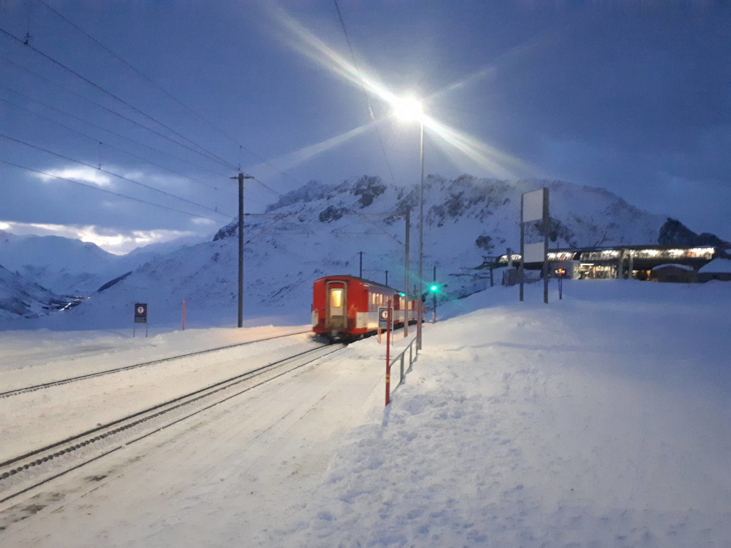 Auf dem Rückweg mit der MGB um 17 Uhr nochmal auf Nätschen ausgestiegen und bei fast Dunkelheit die Talabfahrt angetreten.