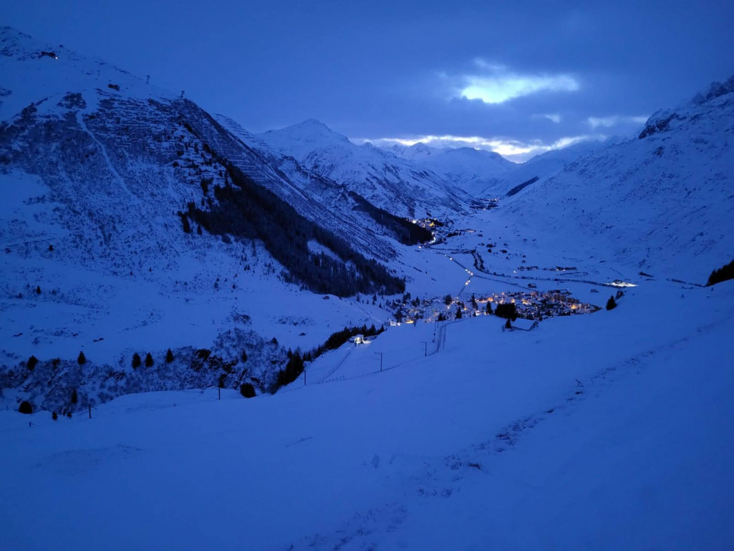Eine sehr schöne Abfahrt in der Dämmerung. Nach einem Glühwein in einer Hütte an der Piste ging es die letzten Meter dann sogar in völliger Dunkelheit herunter!