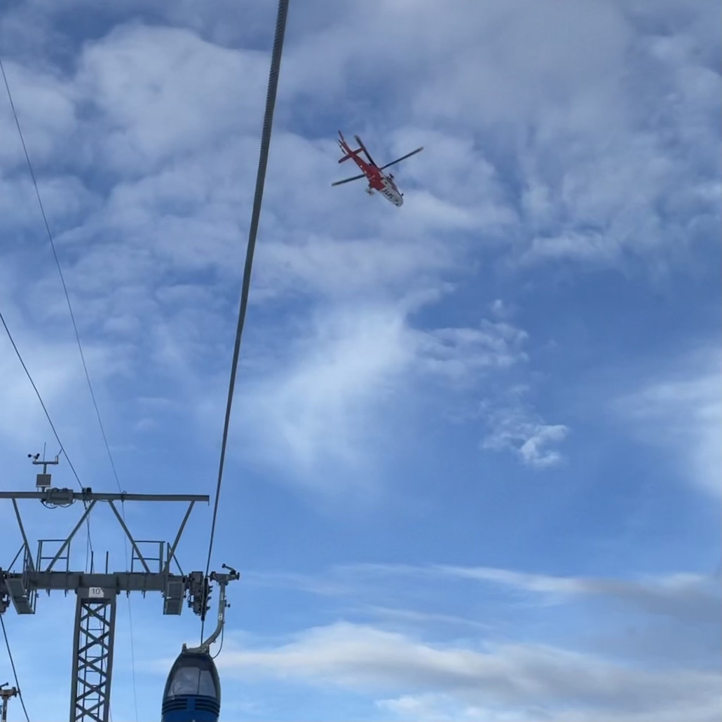 Gegen Ende des Tages sah ich noch mal den Heli fliegen, der kurz zuvor irgendwo von der Piste abhob… :/
