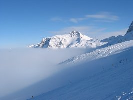 Hoher Riffler über der Nebelsuppe, davor noch spaltiger Eisbruch (= noch wenig Schneeauflage)