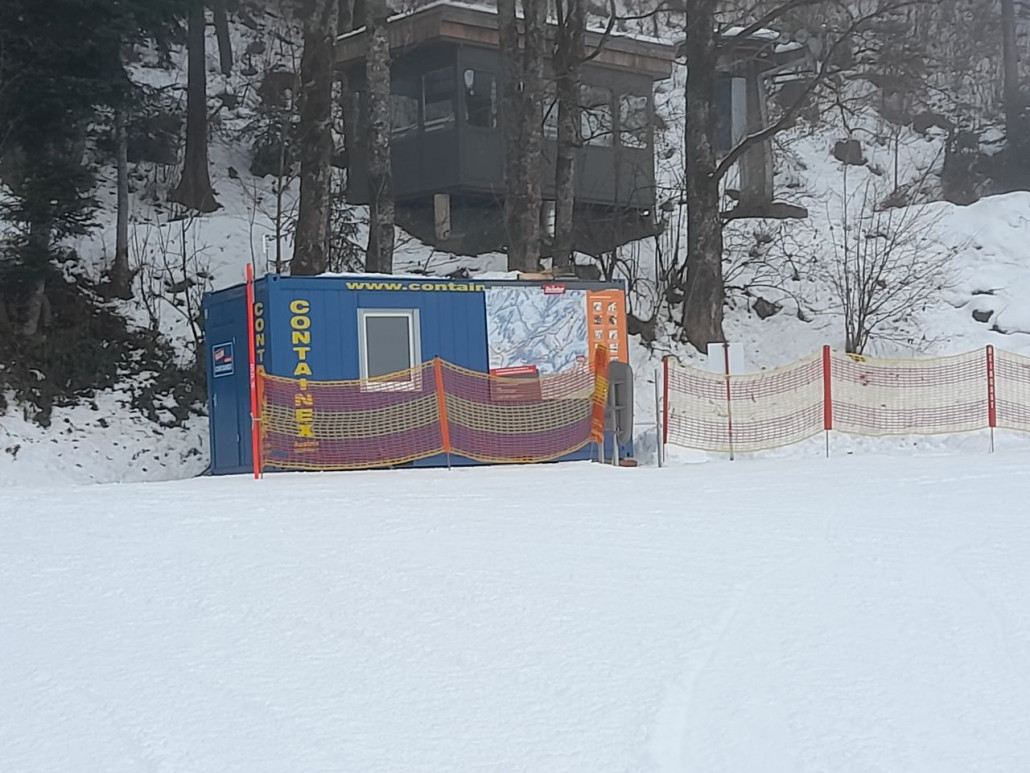 Kontrollstelle im Bereich Knolln: Hier soll die Tourengeher "gelenkt" werden bzw. zu gewissen Zeiten nicht auf die Pisten dürfen. Sogar ein Drehkreuz wurde aufgestellt.
