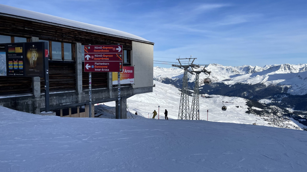 An dem Schild sieht man leider auch noch, dass einiges noch zu ist. Aber am Samstag wird noch ne Menge aufgehen! An einigen Stellen werden die Pisten zur Verbreiterung vorbereitet. Die Bahnen Tomelie und Brüggerhorn hab ich heute auch mal probelaufen sehen.