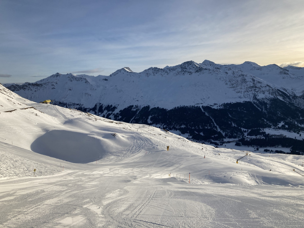 Der frühe Vogel fängt den Wurm - oder so ähnlich. Sehr geile Pisten am Lavoz frühmorgens. Sehr griffige Sache. Allerdings waren die wenigen Leute mit derart hohen Geschwindigkeiten unterwegs, dass es mir teilweise schon unangenehm war und ich in der Folge zur Seite fuhr und leere Phasen abwartete (was bisweilen nicht lange dauerte, da relativ wenig Betrieb).