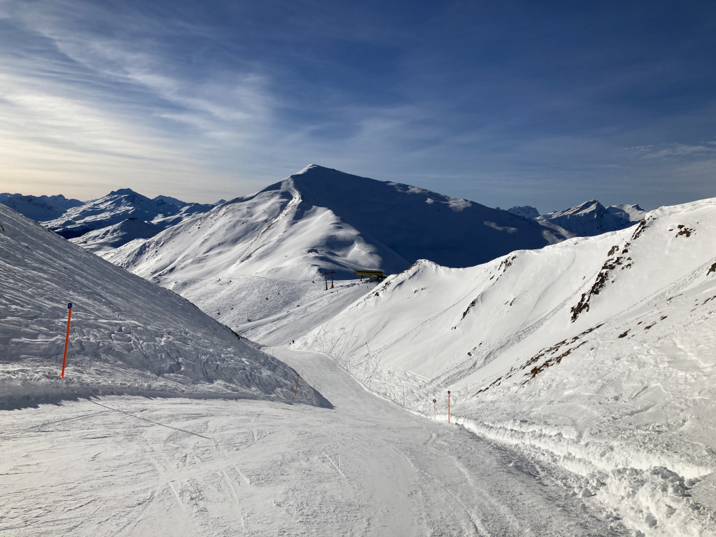 Für mich die Premiere dieses Jahr: Die blaue Verbindungspiste 60 vom Stätzerhorn Richtung Lavoz. Griffiger Pulverschnee und dazu eine ansprechende Aussicht - was will man mehr?