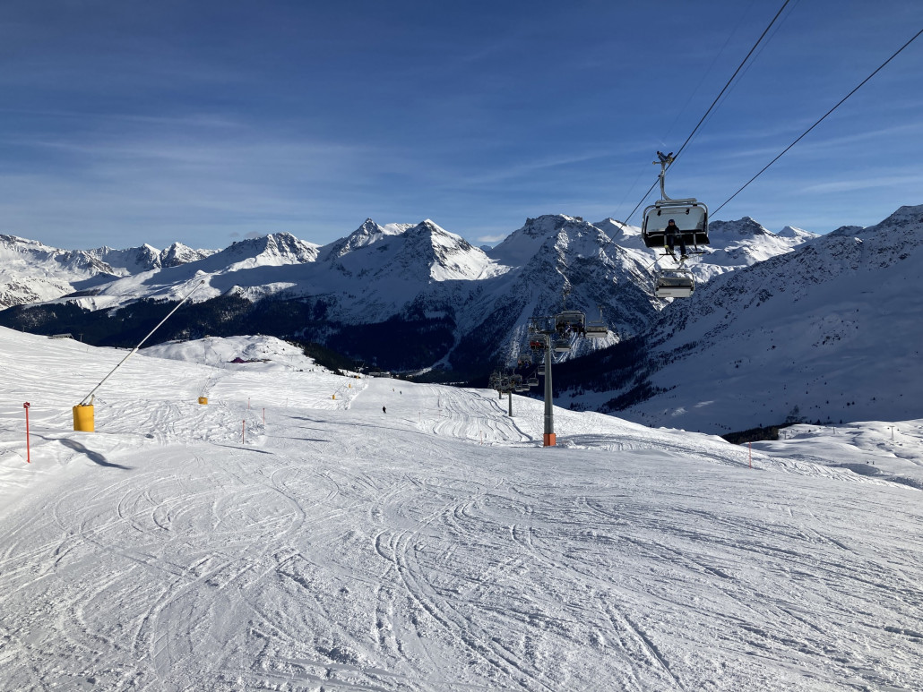 Sprung nach Arosa. Die Piste am Plattenhorn dürfte die Tage in der Breite beinahe verdoppelt werden.