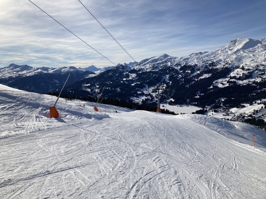 Einen Vorteil hat es, wenn der Weisshornlift noch nicht läuft: So leer und gut ist die Piste hier sonst äusserst selten. Dennoch freue ich mich darauf, dass auf der Ostseite wohl bald Vollbetrieb herrschen wird.