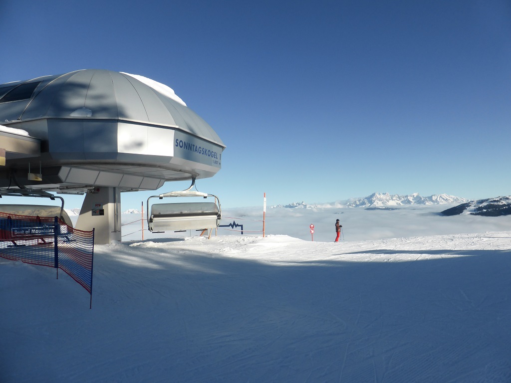 einsamer Schifahrer an der Sonntagskogel 1 Bahn
