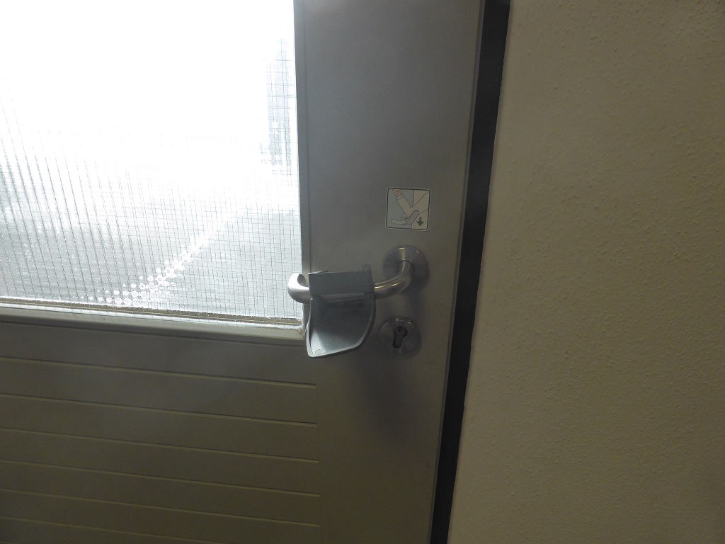 nette Idee, sogar mit Erklärbild. Nur leider geht die Tür aus Kamerasicht nach innen auf...