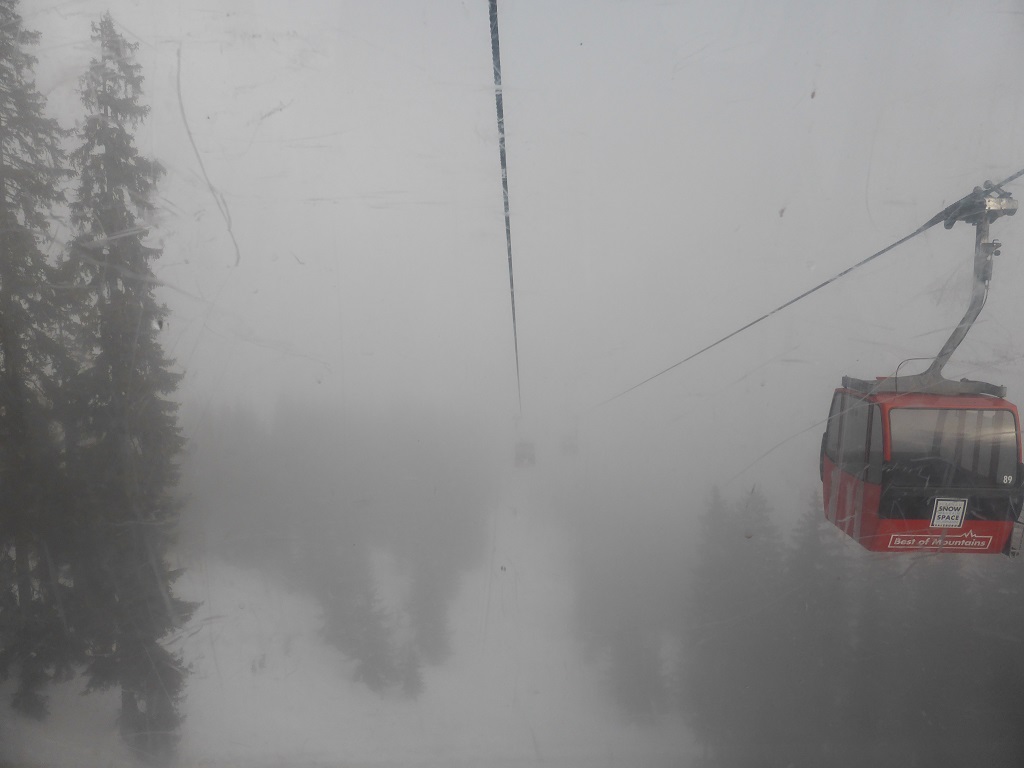 und zurück geht es in die Nebelsuppe.<br />Fazit: für gut 2 Stunden mal wieder schigefahren. War, glaube ich, erster Betriebstag in Wagrain. Los war fast nichts. Von der Pistenpräparierung her war alles dabei. War ok. Nur der umherziehende Nebel war etwas nervig.<br />Aber natürlich überwiegt die Freude, mal wieder auf den Brettern zu stehen...