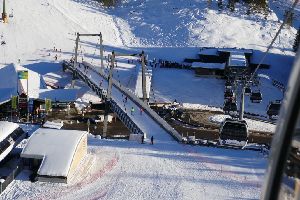 Talstation und Verbindungsbrücke über die Straße. Links steht noch die Talstation der Vorgänger 4KSB (ist mir erst jetzt auf den Bildern aufgefallen)