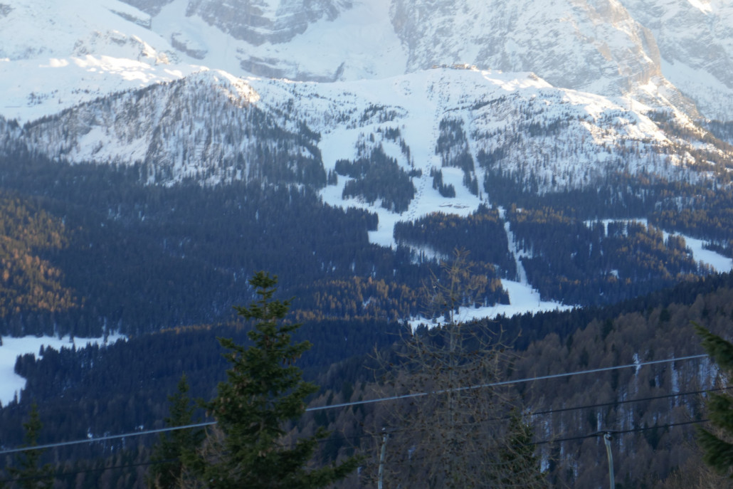 Gut zu sehen die neue 6KSB links der alten abgebauten 2SB Trasse. Die 1. Sektion der 2SB Kette ist noch in Betrieb.