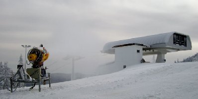 Irgendwann wurde mir der flache Hang zu blöd. Dann hab ich die Skier zur neuen Bergstation raufgetragen um den Sonnenhang zu fahren