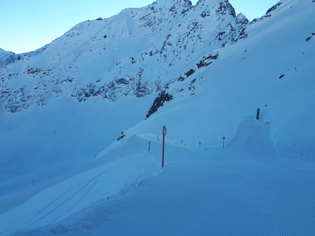 Zuerst ein paar Kehren zum Start in die Piste