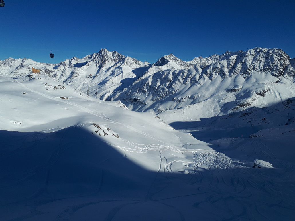 Kurz vor der Skibrücke. Hier sind alle Spuren wieder auf die Piste gefahren.