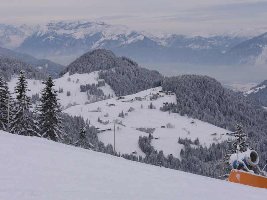 schaun ma mal von der Aualmabfahrt nach Hochsöll rüber- man erkennt die fahrende 1. Sektion der Gondelbahn