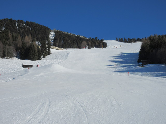 Tal-Abfahrt, links im Wald die Talstation des 6-CLD-B Panorama (1.802 m)