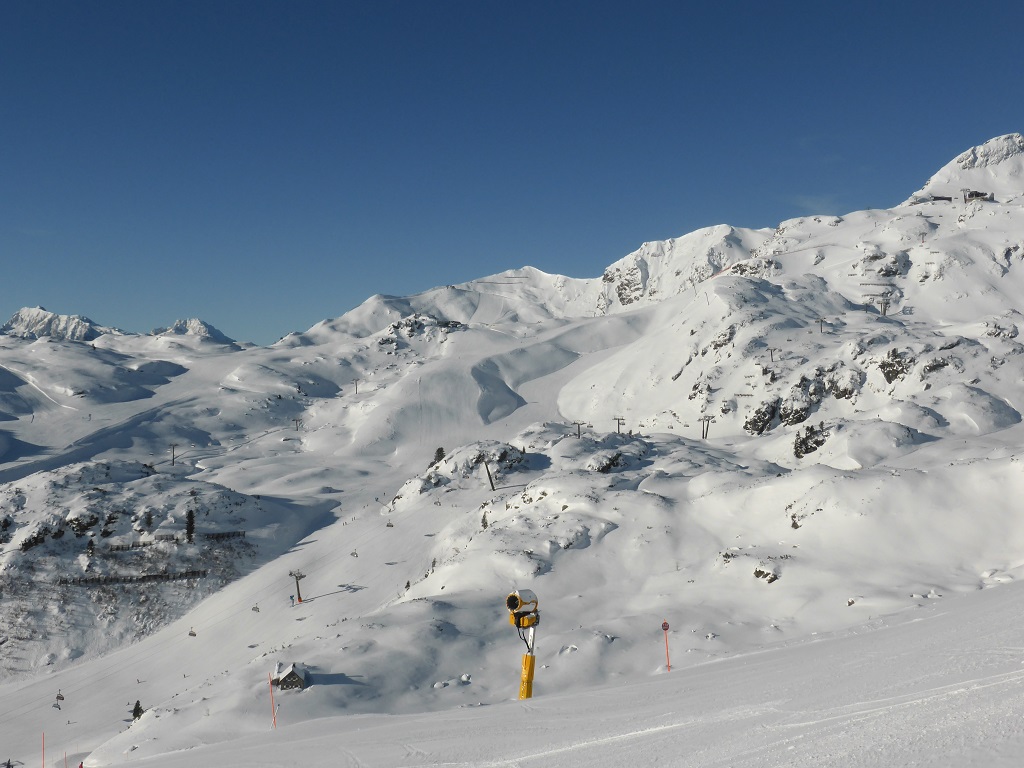 die Trasse der Seekarspitzbahn. Mittig, ganz hinten sieht man schon den Starthang der Seekareckpiste.