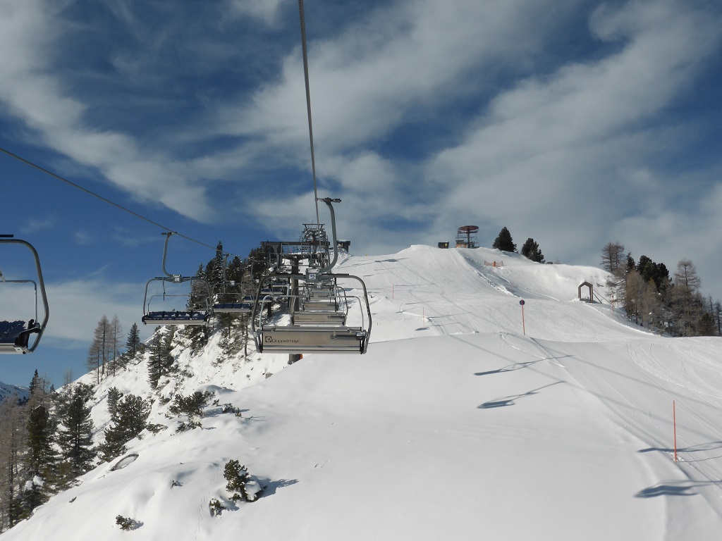die Monte-Fluh Bahn ist wahrscheinlich für Viele eine "lahme Krücke". Ich mag sie. Und diesen entschleunigten Gebietsteil. Oben schon zu sehen die Bergstation der Kehrkopfbahn. Ebenfalls nix ür Höhenmeterfresser...