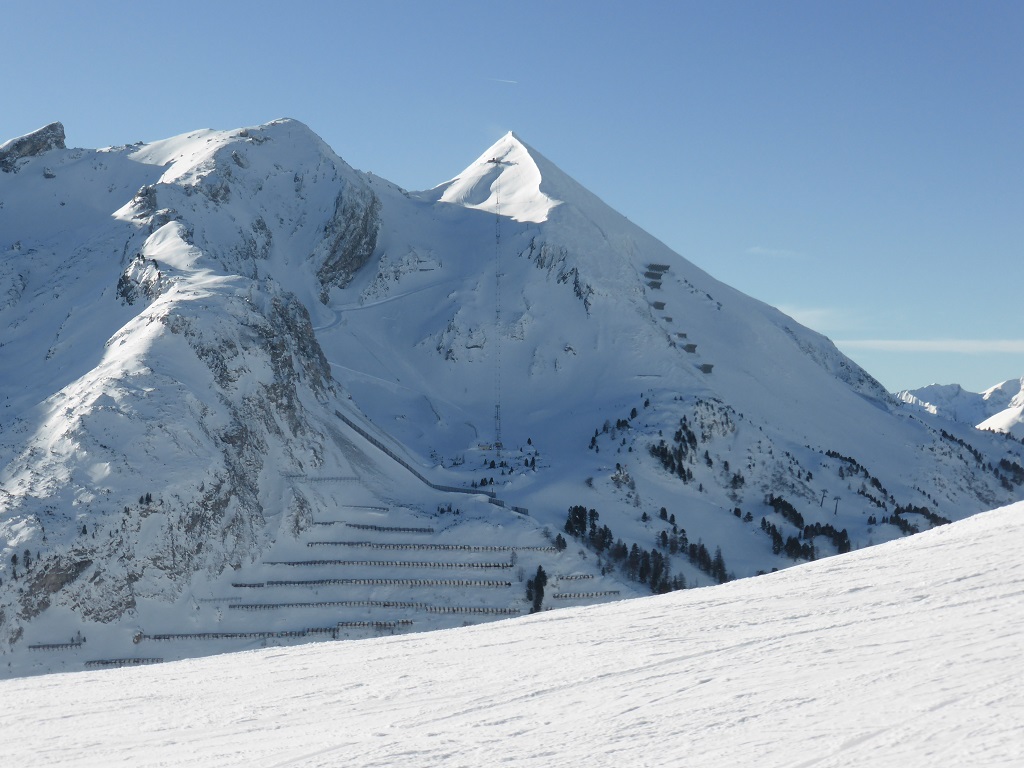das "Wahrzeichen" von Obertauern, der Gamsleitenspitz. G2 natürllich noch nicht offen, aber an der Umfahrung vom Steilhang wurde wohl schon gearbeitet