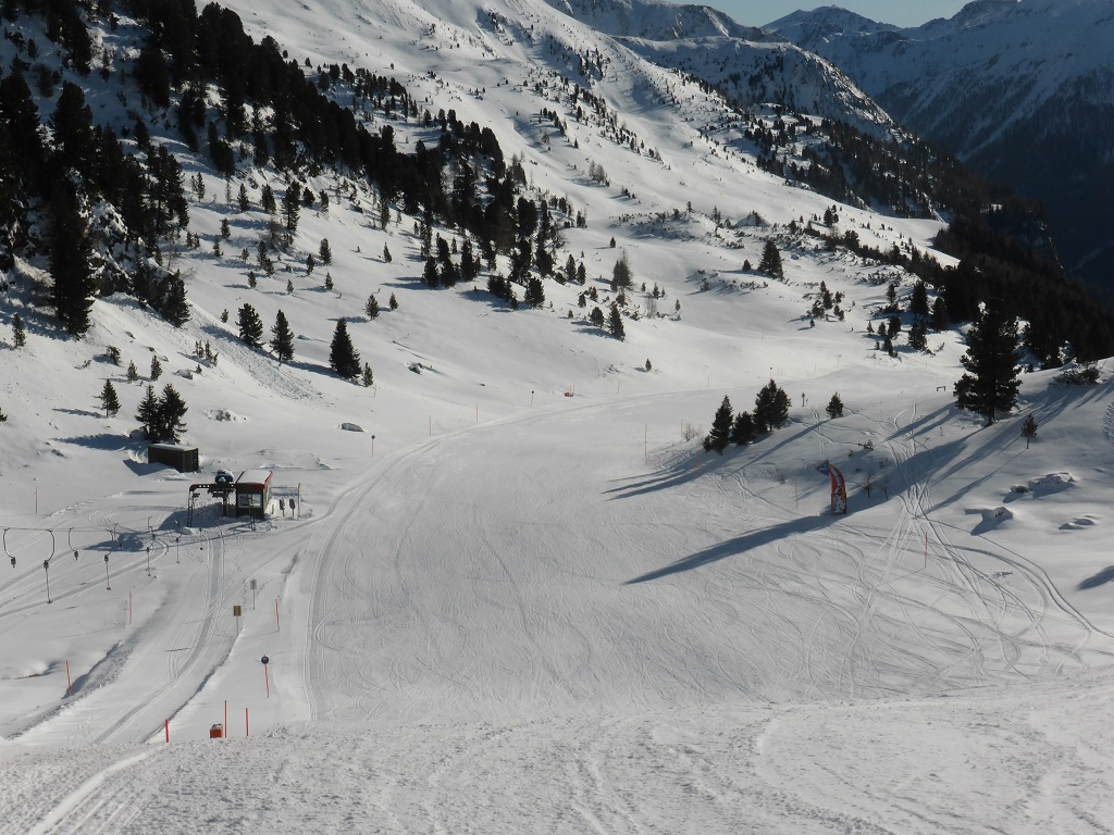 und zum Schluß noch ein paar Runden an der 2b "Autobahn".<br />Schnee auch hier perfekt.<br />Fazit: ausgezeichneter Tag, für Obertauern sehr moderater Besuch, Schnee großteils sowieso supi, schon sehr großes Pistenangebot. Und der Wettergott macht in höheren aktuell auch einen guten Job...