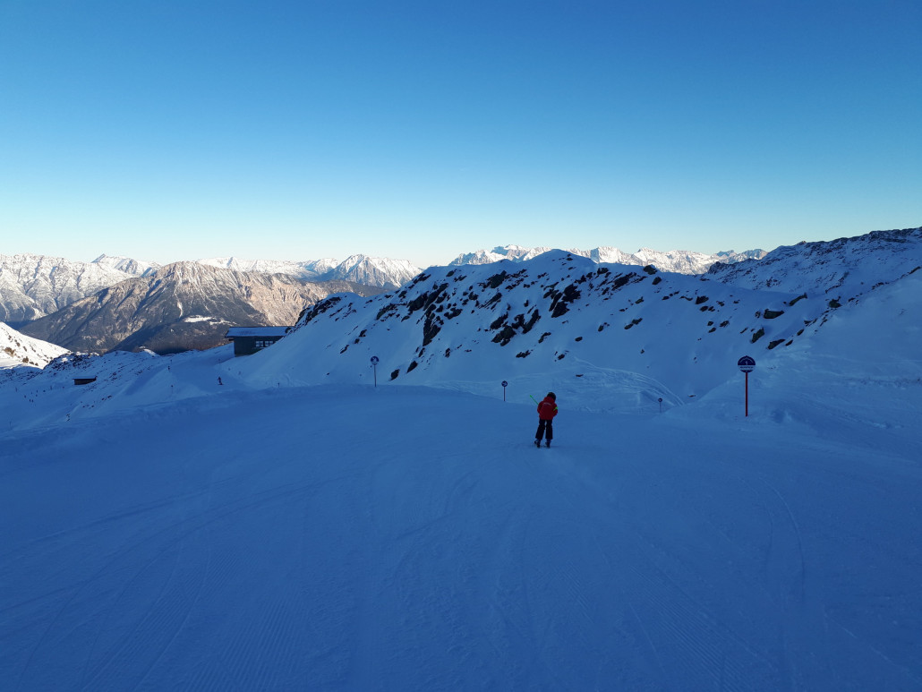 Die neue Piste geht ohne Anschieben aber auch jeder Anfänger kommt problemlos runter. Sollte problemlos die volle Seilbahn Kapazität aushalten.