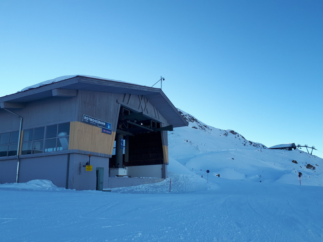 Die alte Bergstation mit Blick zur neuen Bergstation im Hintergrund. Die Seilbahntechnik ist noch vorhanden.