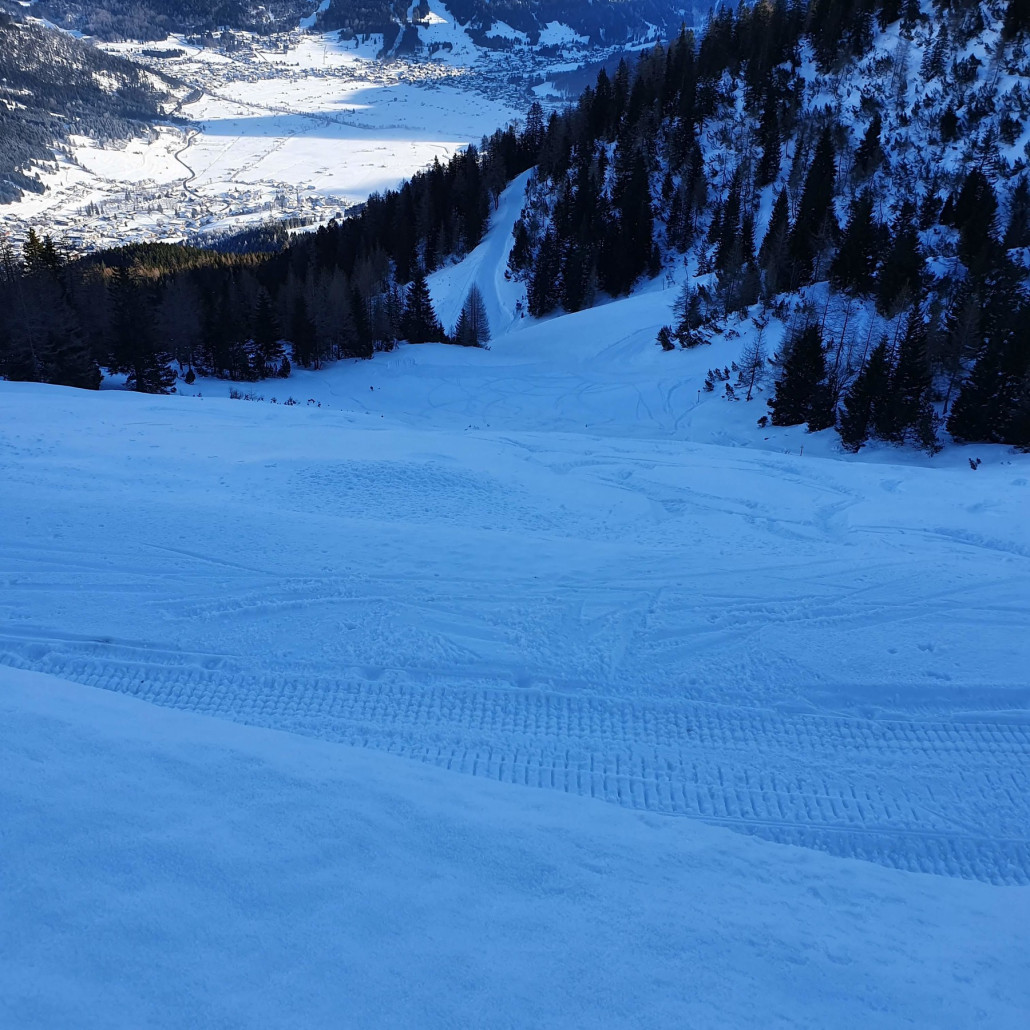 Mittags allein an der Wolfratshauser Hütte (neuer Wirt), sehr gutes Essen. Skiroute perfekt!
