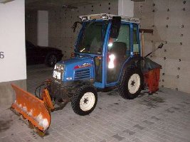 tigerfishli's Schneeräum&amp;quot;maschin(chen)e&amp;quot;:
<br />ISEKI, 28PS Allrad, hydrostat
<br />am Freitag hat's mir mal wieder einen hydraulikschlauch zerrissen .-(