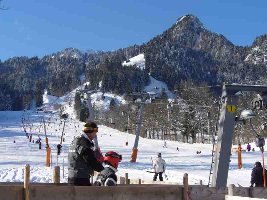 absolut kultig-- Auffahrt ins Schigebiet mit 2 Schleppern und 1 4 SB-- der rechte Draxllift iss z.ZT. ohne Antrieb... der älteste T Stützenlift meines Wissen