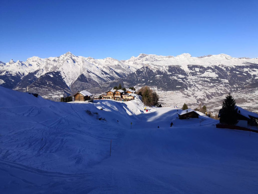 Restaurant mit toller, sonniger Lager entlang der Talabfahrt nach Veysonnaz.