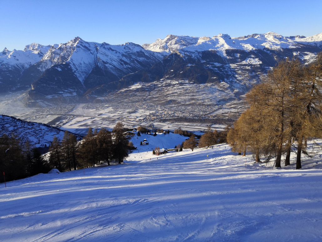 Letzte Sonnenstrahlen auf der Talabfahrt nach Veysonnaz
