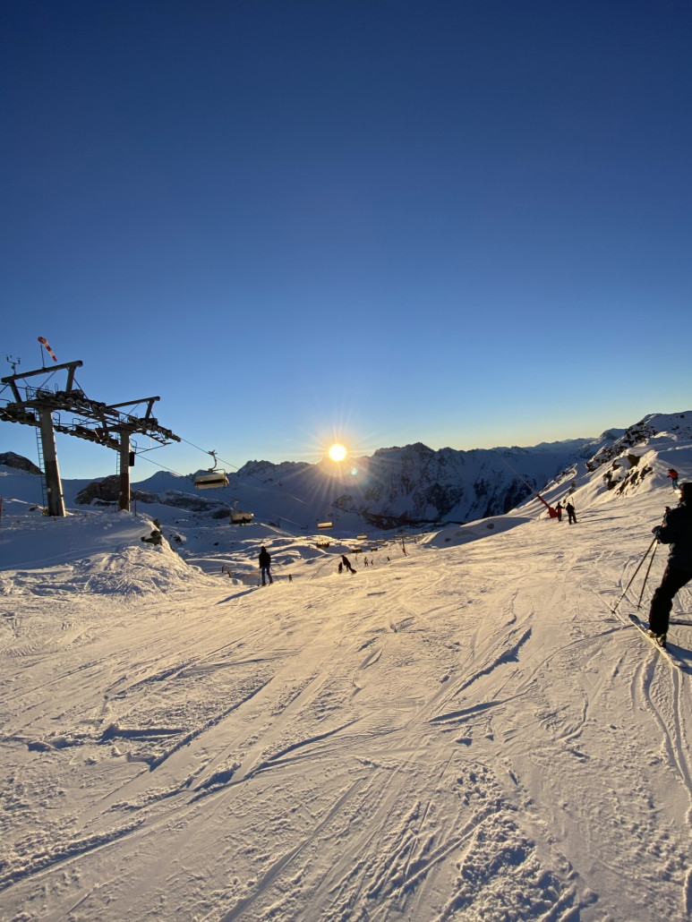 Pünktlich um 16:05 Uhr verschwindet dir Sonne am Velill - Die Schwarze Talabfahrt war noch sehr gut zu fahren!)