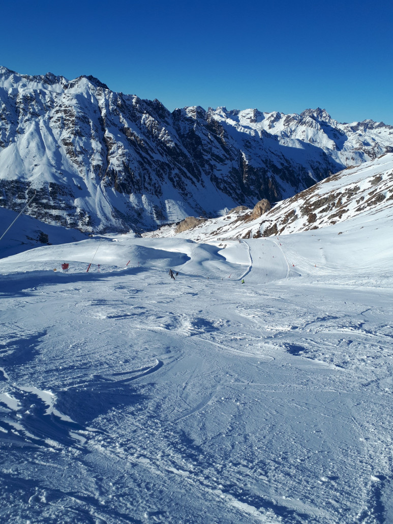 Piste schon etwas zerwühlt, aber man kann noch problemlos einen großen Schwung dadurch machen