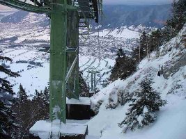 der von unten sichtbare Knickpunkt -die Stütze K2  wahrscheinlich K für Knickmast ?? dahinter die rollenlose Stütze