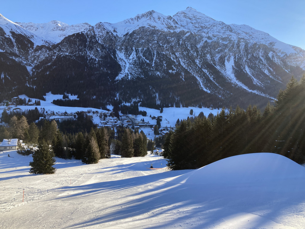 Gemütlicher Start am SL Crestas. Die Pisten an diesem Lift gefallen mir ganz gut. Der Lift gehört aber eher zu der gemütlichen Sorte und die Betreiber glänzen nicht gerade mit Freundlichkeit und Sympathie.