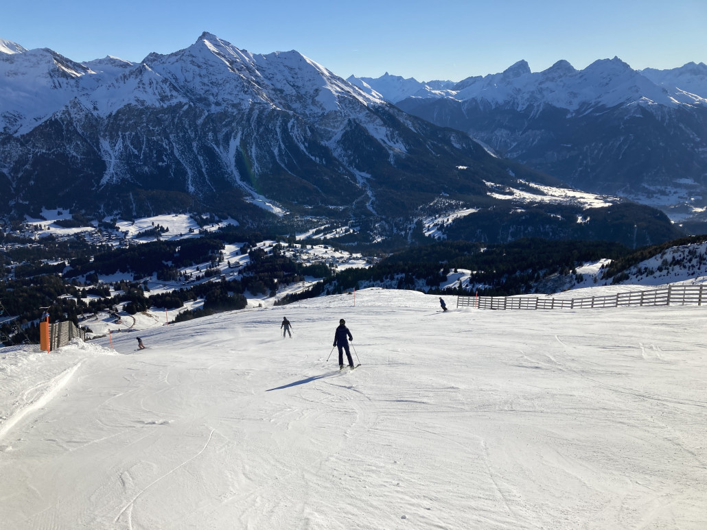 Starthang am Scalottas. Da die Schäfermulde noch geschlossen ist - und so schnell wohl nicht aufgehen wird - müssen alle dort runter. Um 10:15 Uhr war der Zustand noch tipptopp.