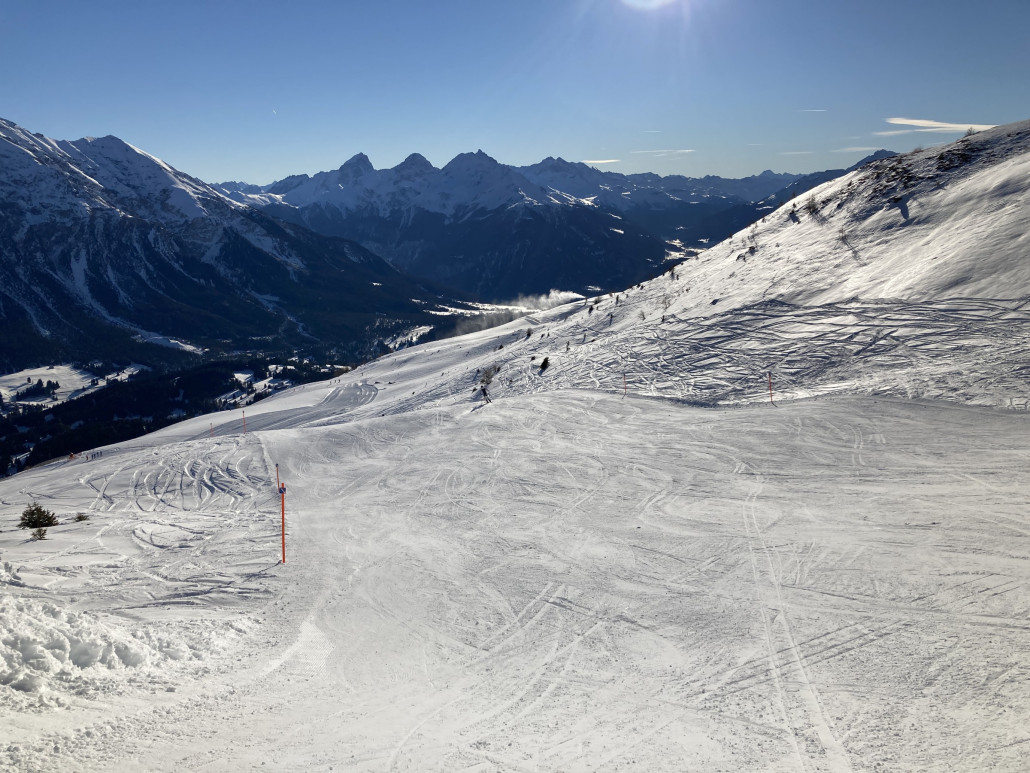 Die Blaue am Gertrud. Bis zur Einmündung in die 50a gut, danach leicht uneben und stark befahren. Im Hintergrund sieht man, dass die 42a beschneit wird. Den ganzen Tag über liefen auf mehreren Pisten die Kanonen und Lanzen (42a, 74a, 76).