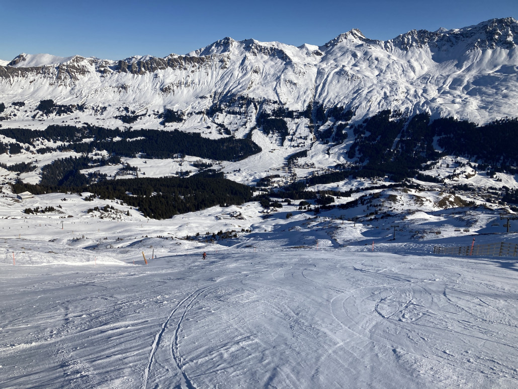 Wegen voller Pisten entschieden wir uns, früh Mittag zu machen. Folglich waren wir um halb eins bereits wieder am Stätzerhorn unterwegs, während die Mehrheit um diese Zeit noch im Restaurant sass. Die Schwarze 72 fand ich super: griffig, Pulverschnee, leer, relativ eben.